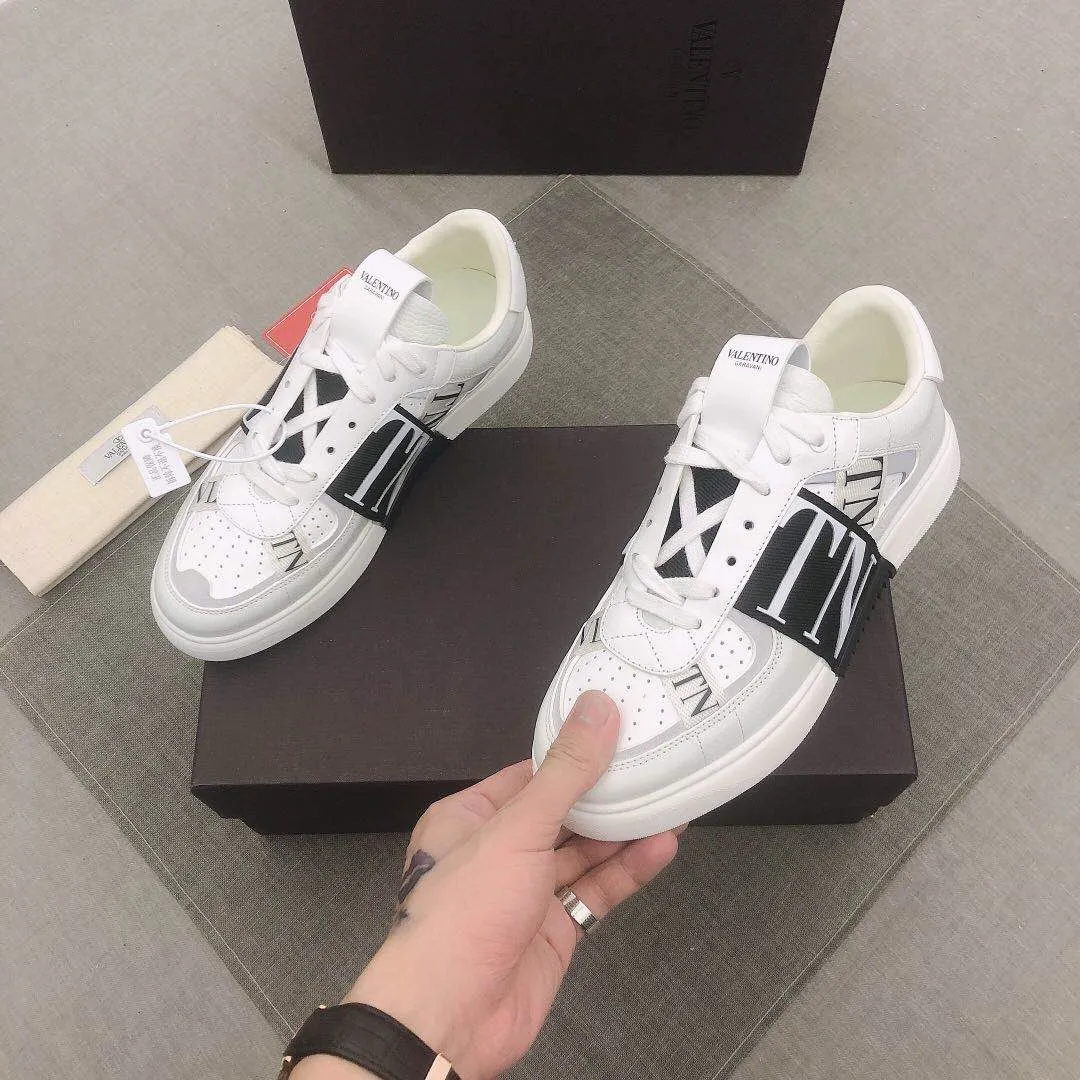 P440▫️V L7N spring and summer 🆕calf leather strap sneakers, no man should be able to refuse this style, classic color, so handsome! Purchase a high-precision replica of the original version to instantly sell off the market currency! 6 VLTN logo rubber effect straps - Valentino Garavani Logo printed on the back and tongue, all materials are customized to ensure quality! Size: 38/45 No. 018